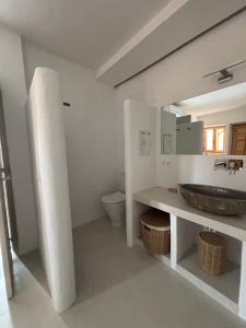 ein weißes Badezimmer mit Waschbecken und Toilette in der Unterkunft Casa Alcalá 19 in Alcalá + 32 Fotos