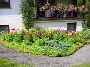 Ein Garten an der Unterkunft Apartment in Oberkirchen near Winterberg Skiing