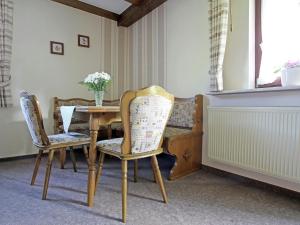 Ein Sitzbereich in der Unterkunft Apartment in Oberkirchen near Winterberg Skiing
