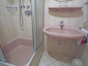 Ein Badezimmer in der Unterkunft Apartment in Oberkirchen near Winterberg Skiing