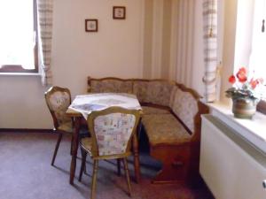 ein Zimmer mit einem Tisch und einem Sofa sowie einem Tisch und Stühlen in der Unterkunft Apartment in Oberkirchen near Winterberg Skiing in Schmallenberg