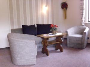Ein Sitzbereich in der Unterkunft Apartment in Oberkirchen near Winterberg Skiing