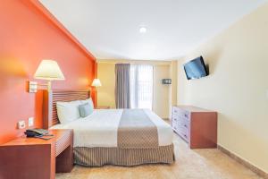 a hotel room with a bed and a tv at Seven Crown La Paz Centro Historico in La Paz