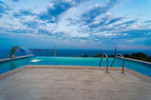 Gallery image of Villa Bella Rose is a stunning villa with a sea view in Seyretköyü