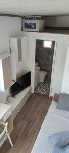 a room with a bathroom with a bed and a toilet at Mini house Apartamento Individual in Las Torres de Cotillas