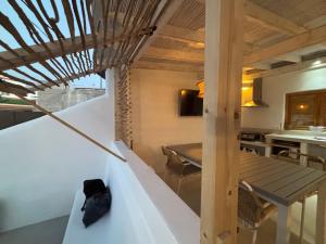 ein Zimmer mit Treppe und ein Esszimmer mit Tisch in der Unterkunft Casa Alcalá 19 in Alcalá