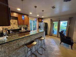 Kuchyň nebo kuchyňský kout v ubytování Guesthouse in Coastal Del Mar, California