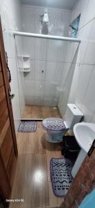 a bathroom with a toilet and a sink at Pousada Malibu itaoca praia in Itapemirim +23 photos