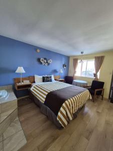 سرير أو أسرّة في غرفة في Motel Le Radisson de Val-David