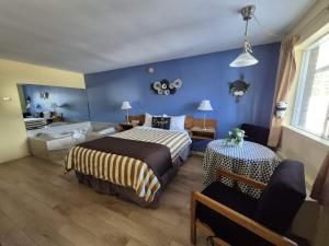 سرير أو أسرّة في غرفة في Motel Le Radisson de Val-David