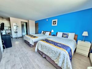 سرير أو أسرّة في غرفة في Motel Le Radisson de Val-David