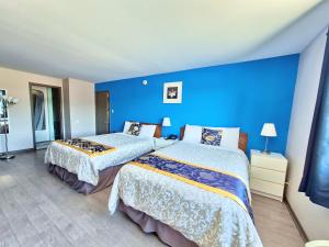 سرير أو أسرّة في غرفة في Motel Le Radisson de Val-David