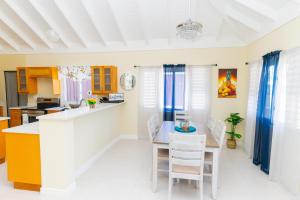 a kitchen and dining room with a table and chairs at Villa Crest in Priory