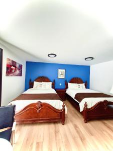 سرير أو أسرّة في غرفة في Motel Le Radisson de Val-David