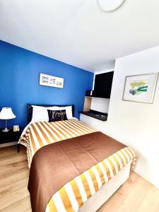 سرير أو أسرّة في غرفة في Motel Le Radisson de Val-David