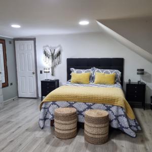 a bedroom with a bed with a yellow and blue comforter at Habitaciones Dobles Valdivia, Isla Teja in Valdivia