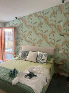 Un dormitorio con una cama con zapatos encima. en Residence Costa degli Ulivi, en Porto Santo Stefano