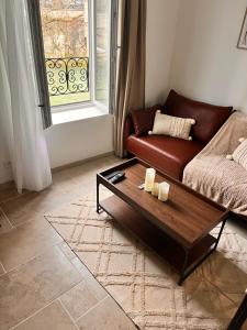 a living room with a couch and a coffee table at Le loft sur rivière in Dijon