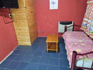 una piccola stanza con un letto e un tavolo di LaNona a Río Gallegos