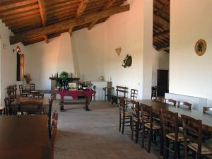 une grande chambre avec des tables et des chaises dans un bâtiment dans l'établissement Agriturismo Boschetto di Montiano, à Montiano