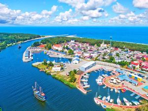 une vue aérienne d'une marina avec des bateaux dans l'eau dans l'établissement Holiday Home Pobierowo near Baltic Sea, à Pobierowo 7 autres photos