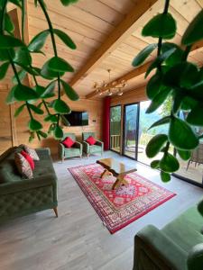 a living room with a couch and a table at Parla dağ evi kırmızı oda in Çamlıhemşin