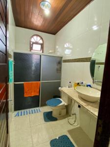 un baño con inodoro y lavabo en Maravilhosa Residência perto da Cop, en Belém