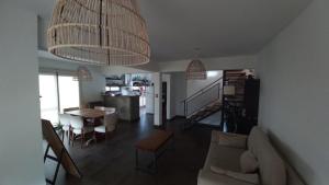 ein Wohnzimmer mit Sofa und Tisch in der Unterkunft Casa Amsterdam in Villa Carlos Paz