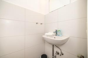 ヴュルツブルクにあるDowntown Retreatの洗面台と鏡のある白いバスルーム +44枚の写真