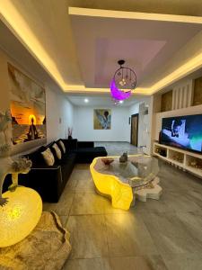 una sala de estar con un sofá y una mesa en Casa Rubi, en Acapulco