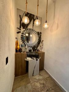 Habitación con espejo y encimera con luces. en Casa Rubi, en Acapulco
