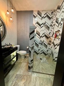 un baño con inodoro y lavabo en Casa Rubi, en Acapulco 6 fotos más