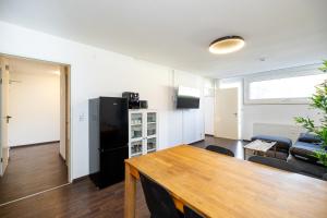 ヴュルツブルクにあるDowntown Retreatのリビングルーム(テーブル、黒い冷蔵庫付)