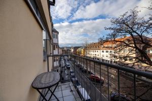 ヴュルツブルクにあるDowntown Retreatの街の景色を望むバルコニー