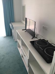 une pièce avec un bureau avec un ordinateur portable dessus dans l'établissement Waves & Whispers Apartments - acces gratuit piscina, à Olimp