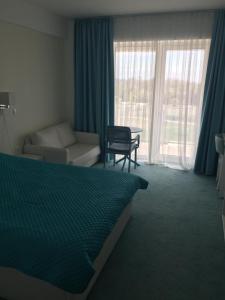 une chambre avec un lit, un canapé et une table dans l'établissement Waves & Whispers Apartments - acces gratuit piscina, à Olimp