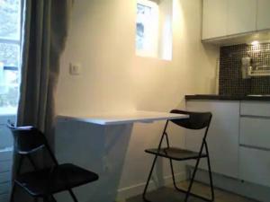 Кухня или мини-кухня в Studio en plein cœur de Paris
 +3 фотографии