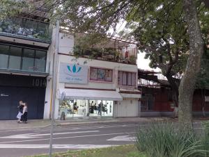 メキシコシティにあるHabitaciones Narvarte Del Valleの通り沿いにある建物