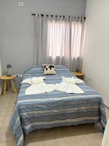 ein großes Bett in einem Zimmer mit Fenster in der Unterkunft Departamento moderno y luminoso in Barrio Rivadavia