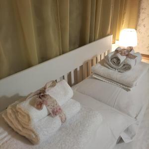 スルモーナにあるIl Centro a due passiのベッドルーム1室(ベッド2台、タオル、鏡付)