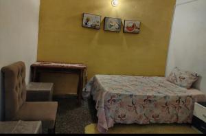 Rúm í herbergi á Hostal Maison Belle