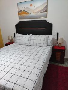 Rúm í herbergi á Hostal Maison Belle