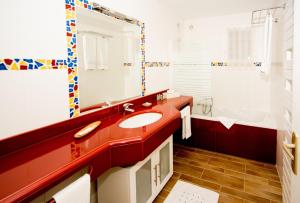 Koupelna v ubytování Les chambres du Restaurant le Castellaras - Teritoria