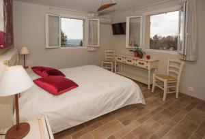 Postel nebo postele na pokoji v ubytování Les chambres du Restaurant le Castellaras - Teritoria + 18 fotografií