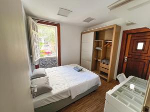 a small bedroom with a bed and a window at Ap 19 de fevereiro in Rio de Janeiro
