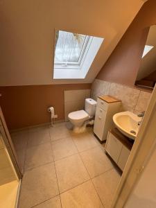 Et badeværelse på Appartement Moderne et Cosy à Grand Bourgtheroulde Proche de la Côte Normande