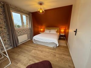 En eller flere senge i et værelse på Appartement Moderne et Cosy à Grand Bourgtheroulde Proche de la Côte Normande