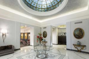 De lobby of receptie bij Hotel Artemide