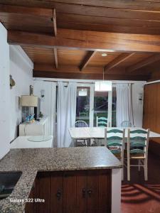 Η κουζίνα ή μικρή κουζίνα στο Casa a dos cuadras del mar en Pinamar