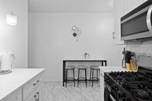 Η κουζίνα ή μικρή κουζίνα στο Stylish Apt in West New York 20 Min to Times Square